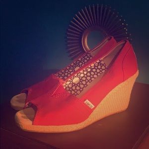 Tom’s women’s classic red espadrille wedge